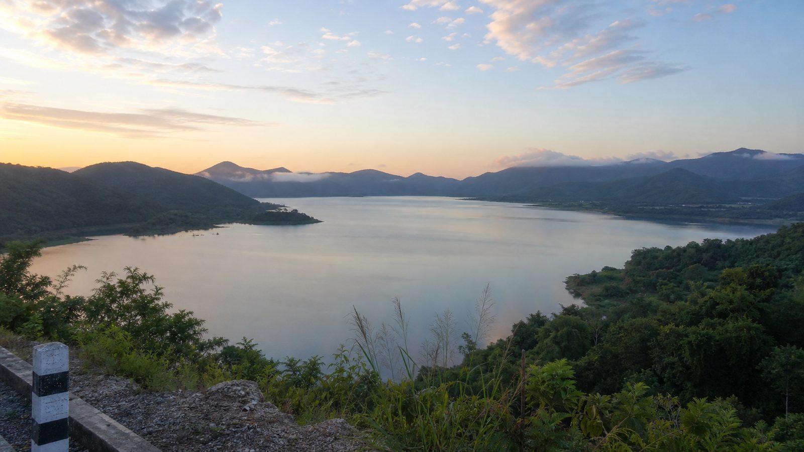 Pranburi Dam: pause by the reservoir and slow the day down